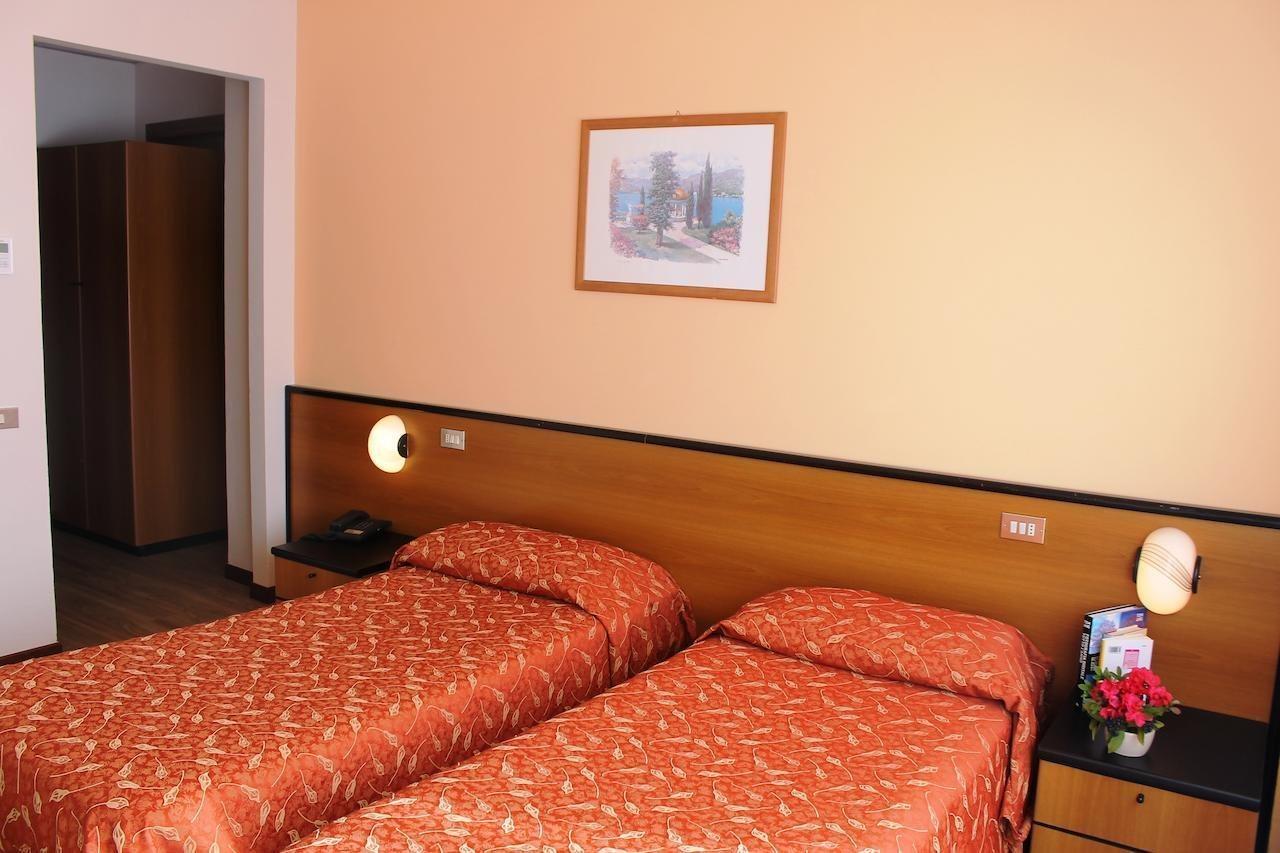 Aries Hotel เลซา ภายนอก รูปภาพ