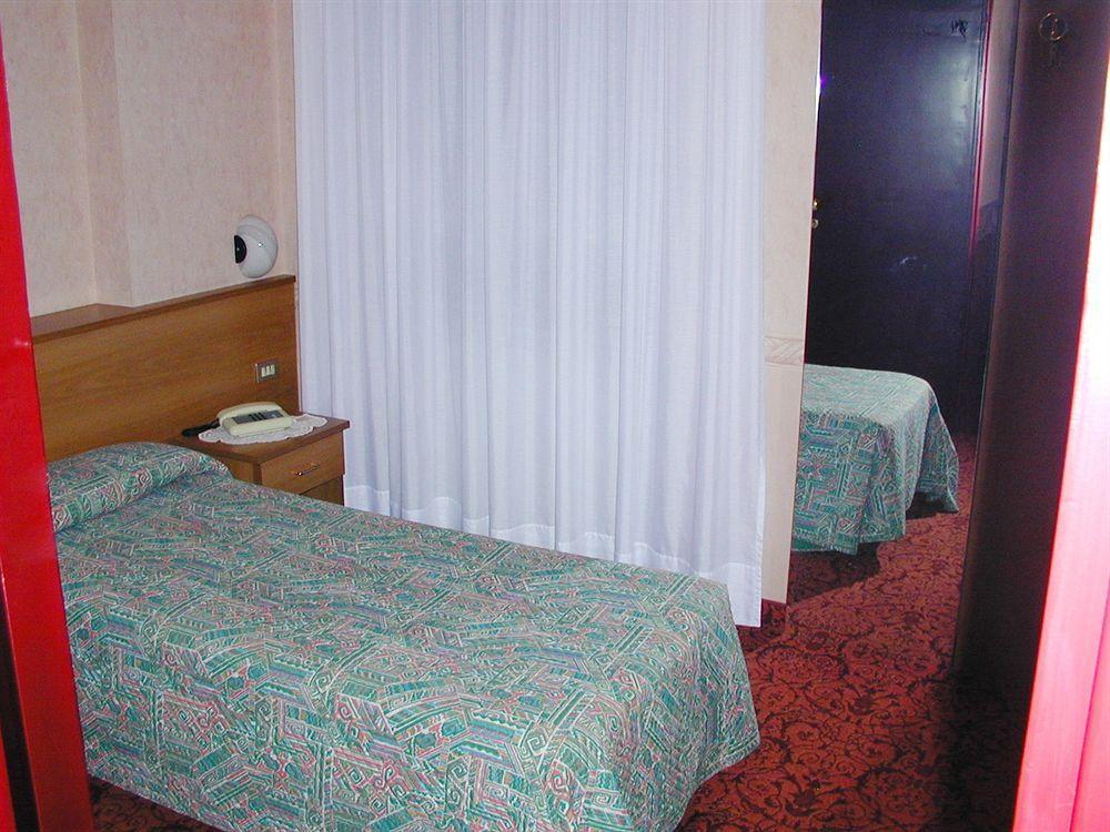 Aries Hotel เลซา ภายนอก รูปภาพ