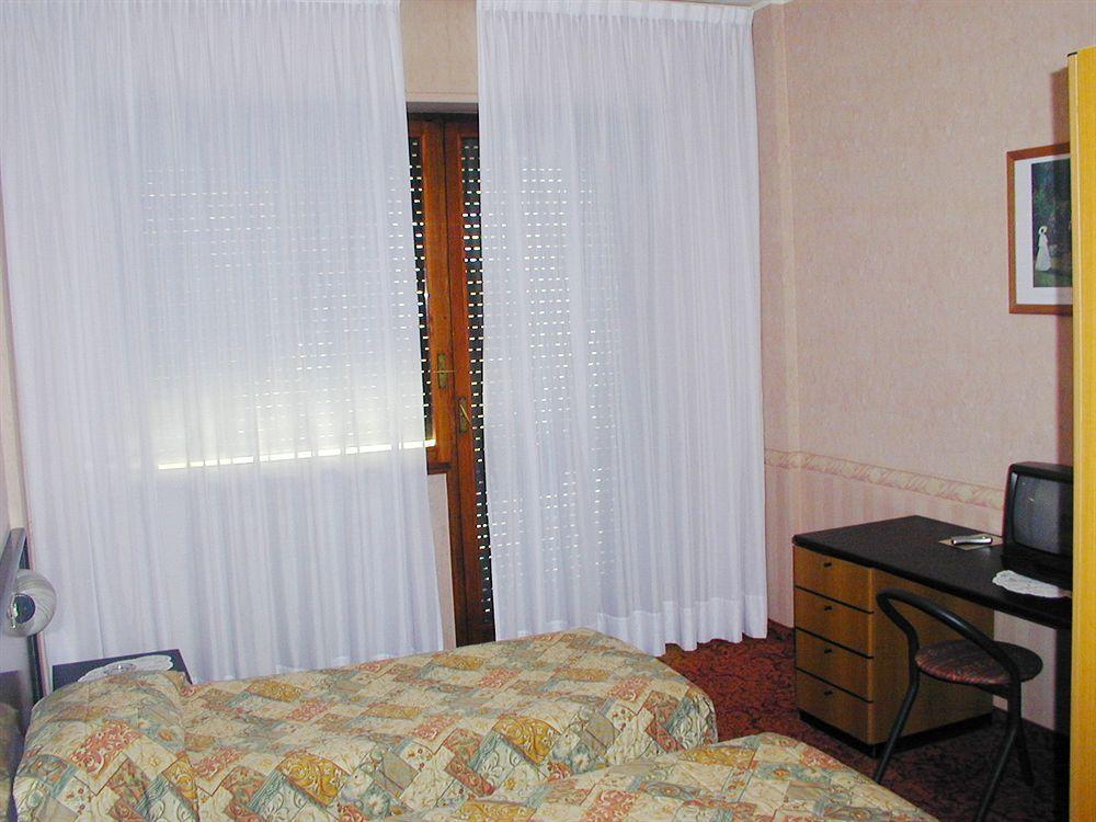 Aries Hotel เลซา ภายนอก รูปภาพ