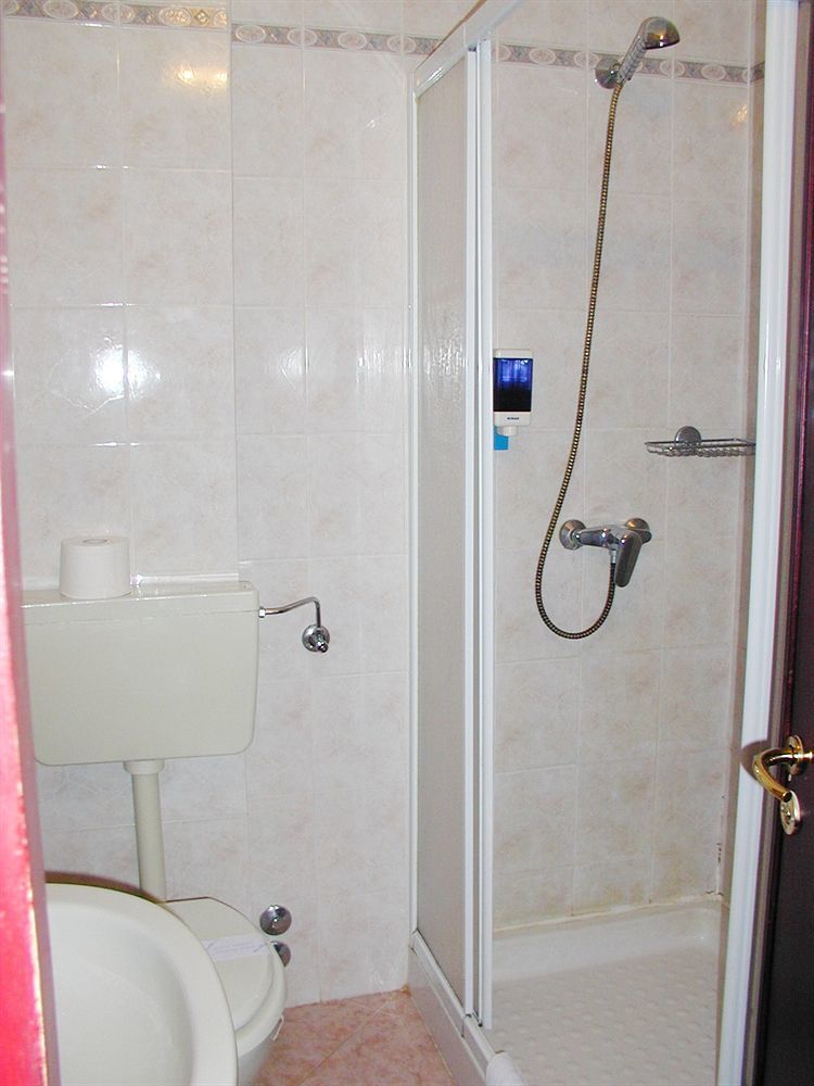 Aries Hotel เลซา ภายนอก รูปภาพ