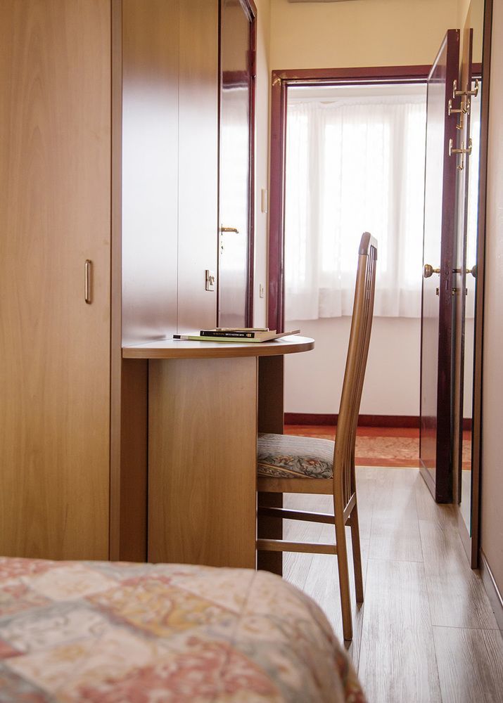 Aries Hotel เลซา ภายนอก รูปภาพ