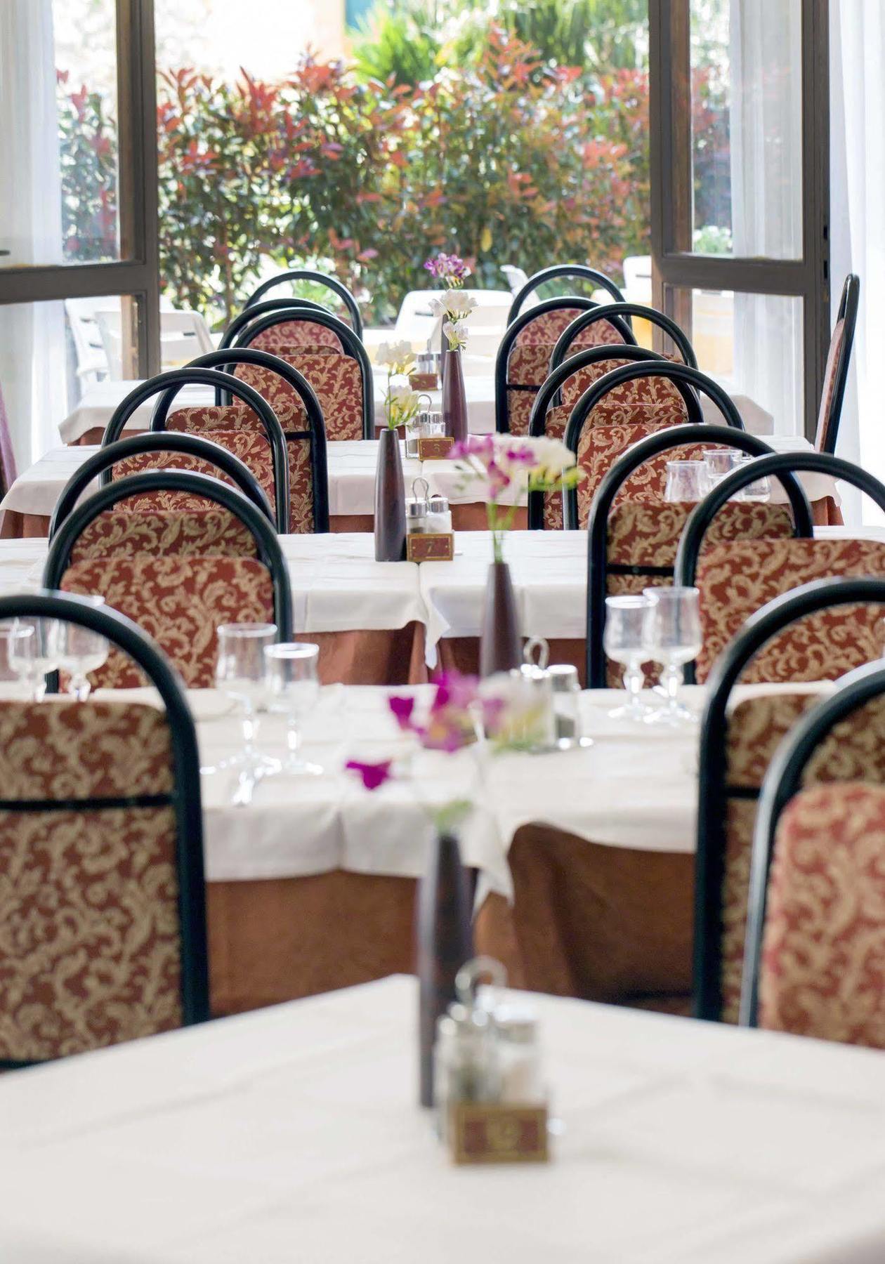 Aries Hotel เลซา ภายนอก รูปภาพ