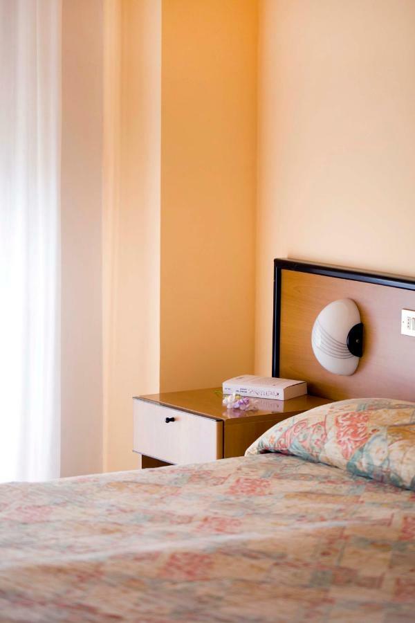 Aries Hotel เลซา ภายนอก รูปภาพ