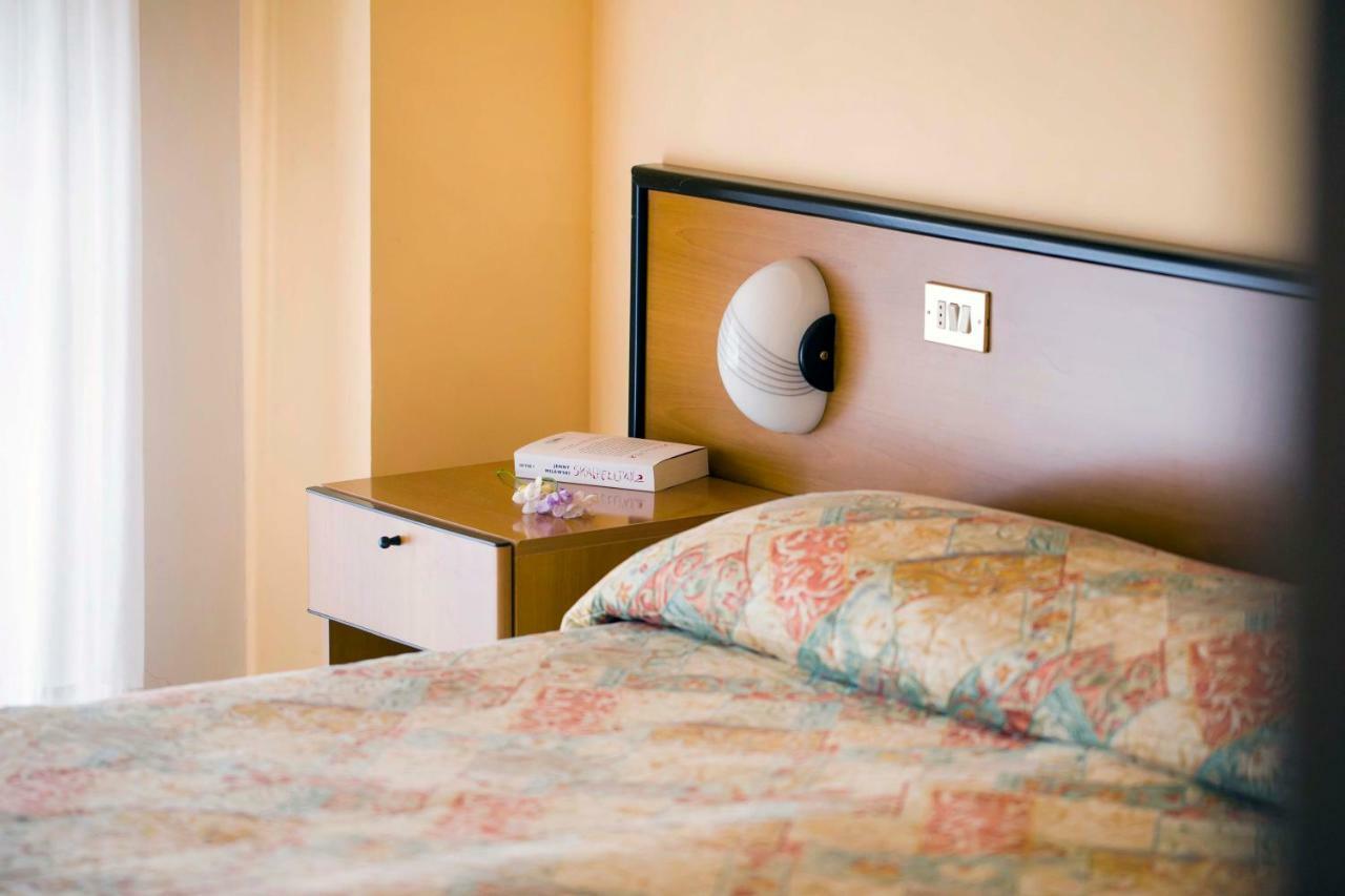 Aries Hotel เลซา ภายนอก รูปภาพ